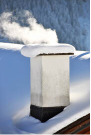Par une froide journée d'hiver à Magog, on voit la fumée qui s'échappe de la cheminée